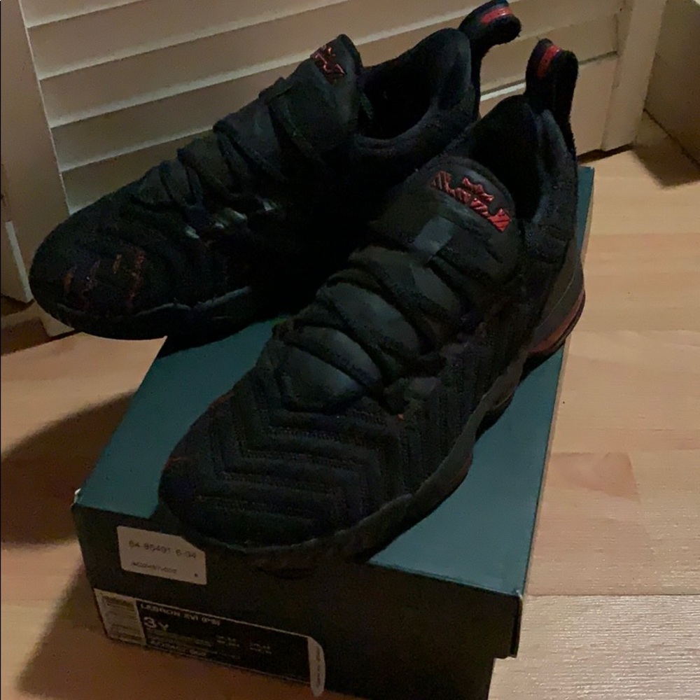 Boys Lebron XVI (PS) sneakers